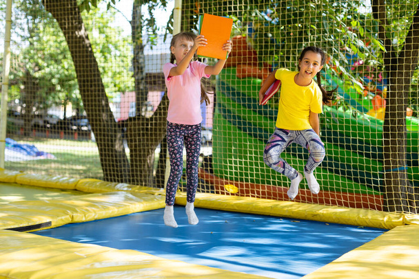 Šťastné děti skákají na trampolíně. - Fotografie, Obrázek