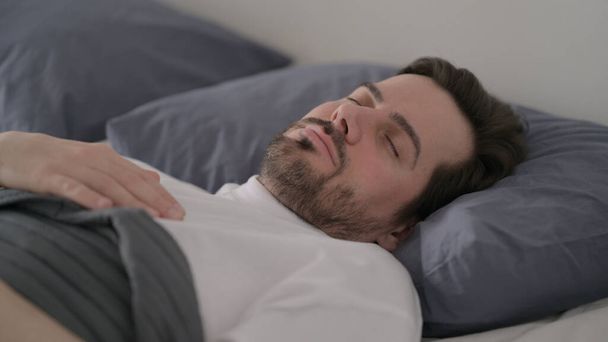 Sakallı Genç Adam Yatakta Uykudan Kalkıyor - Fotoğraf, Görsel