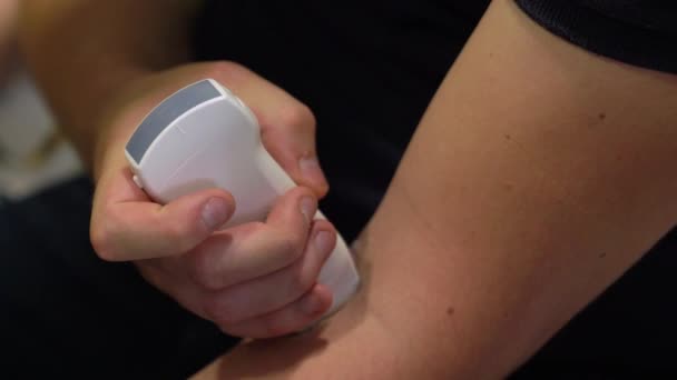 Man independently scans his hand with a portable ultrasound machine. - Filmati, video