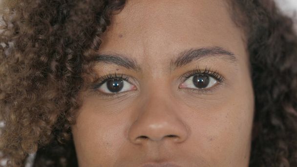 Occhi lampeggianti di giovane donna africana - Foto, immagini