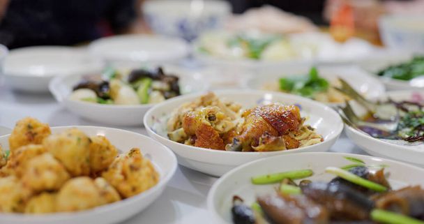 Jantar de família chinesa em casa
 - Foto, Imagem