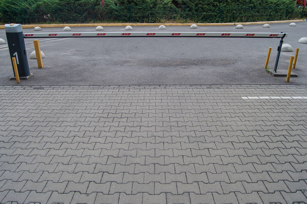 Car barrier for passing cars to a closed area - Foto, Bild