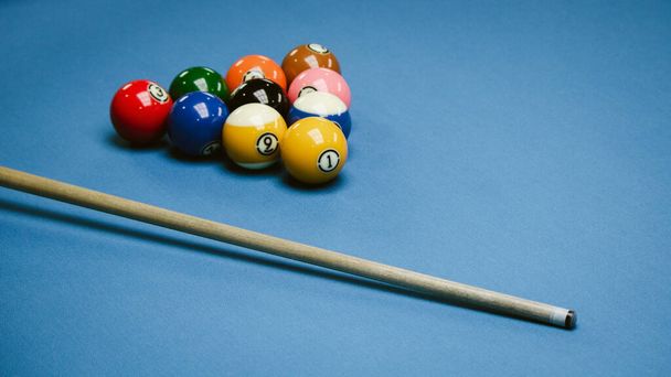 Imagem de fundo de bolas de bilhar em uma mesa de bilhar azul, jogo de bilhar
 - Foto, Imagem