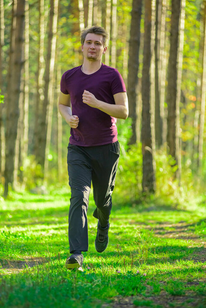 Correndo homem correndo no parque da cidade no belo dia de verão. Esporte fitness modelo caucasiano etnia formação ao ar livre. - Foto, Imagem