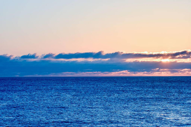 schilderachtige opname van prachtig uitzicht op zee bij zonsondergang - Foto, afbeelding