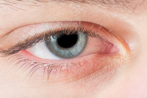 Primer plano del hombre caucásico ojo azul derecho
 - Foto, imagen