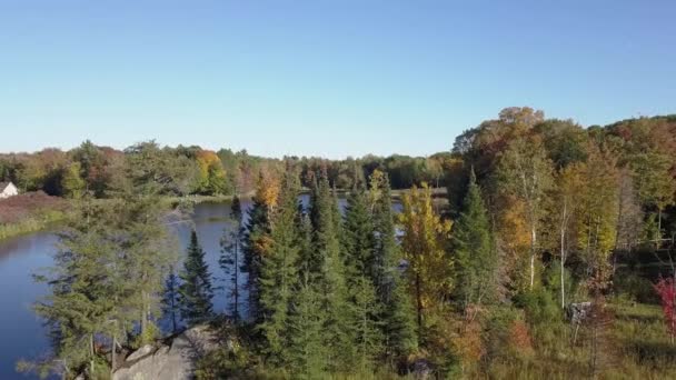 Drone crane shot, rising above the colorful trees in Autumn and revealing the beautiful panorama of Lac Diane in the Laurentians - Séquence, vidéo