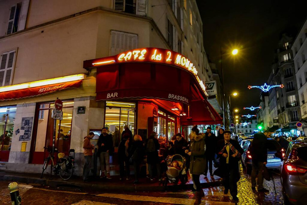 caf on the corner in the city  - Φωτογραφία, εικόνα