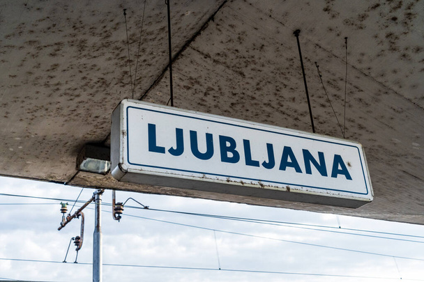 リュブリャナ駅のプラットフォームに青と白のリュブリャナポスト - 写真・画像