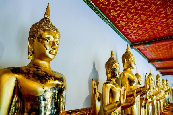 Statues de Bouddha doré dans le temple
 - Photo, image