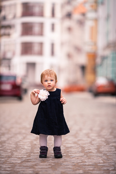 Uma pequena senhora está na rua
 - Foto, Imagem