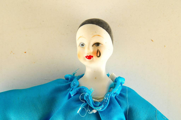 порцелянова лялька Харлекіна на білому тлі
 - Фото, зображення