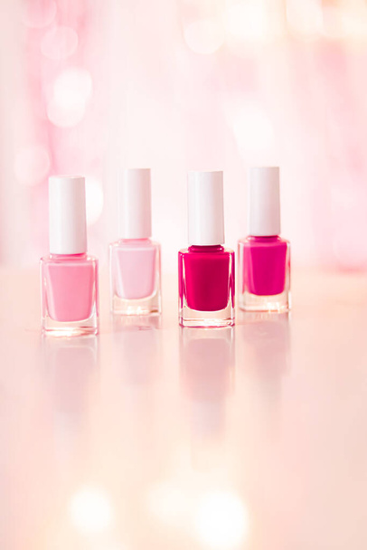 Відтінки рожевого та червоного лаку для нігтів, встановлені на гламурному фоні, пляшки для манікюру та педикюру, розкішна косметика для краси та макіяжу
 - Фото, зображення