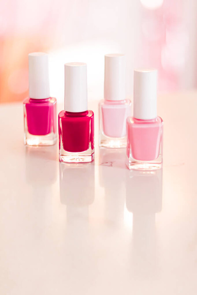 Odstíny růžové a červené lak na nehty set na půvabné pozadí, lak na nehty láhve pro manikúru a pedikúru, luxusní kosmetika a make-up značkové reklamy - Fotografie, Obrázek