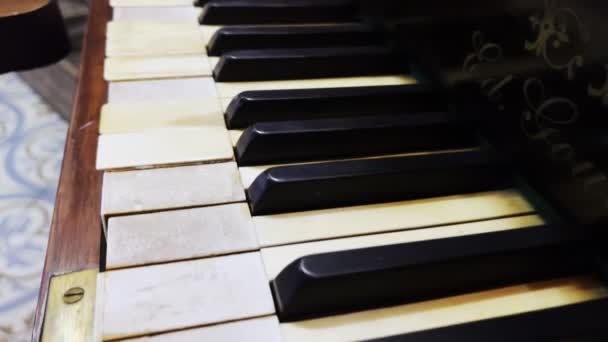 Старий старовинний музичний інструмент піаніно клавіатури
 - Кадри, відео