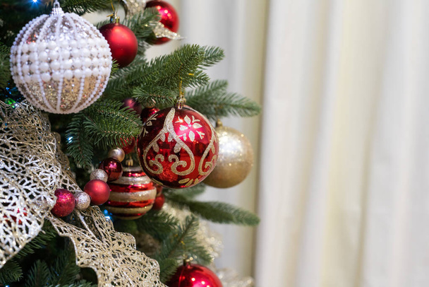 Karácsonyi dekoráció az ágakon fenyő. - Fotó, kép