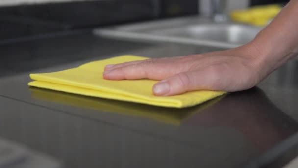 Nahaufnahme, wischen Sie den Staub auf den Küchenarbeitsplatten aus Kunststein. Hausreinigung - Filmmaterial, Video