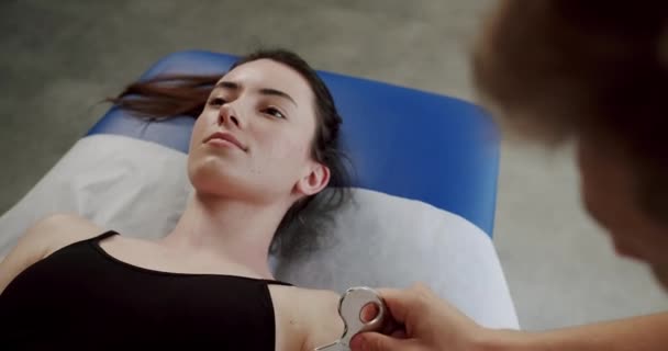 IASTM, myofascial Release For Rhomboid And Pain Using Smart Tools, Therapist using IASTM instrument to treat scapular pain, performing fascia release manipulations soft tissue treatment on her neck  - Filmagem, Vídeo