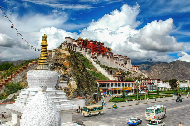The Potala Palace former chief residence of the Dalai Lama, UNESCO World Heritage Site, Lhasa, Tibet, China - 写真・画像