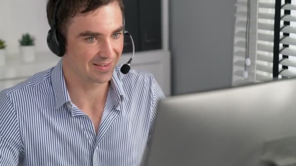 Competent male operator working with customers in the office. Concept of an operator, customer service agent working in the office. - Séquence, vidéo