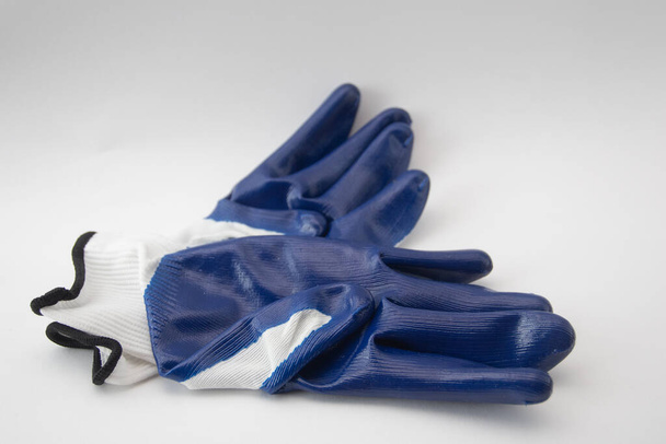 une paire de gants de protection en caoutchouc sur fond blanc. - Photo, image