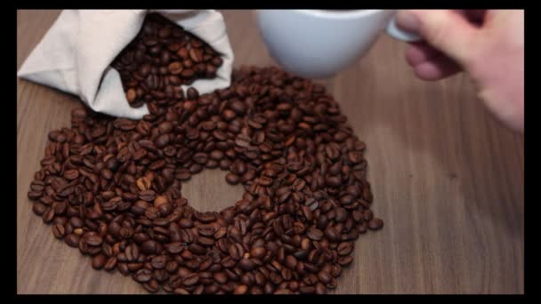 Eine Tüte mit natürlichen Kaffeebohnen. Konzept zum Internationalen Kaffeetag. 1. Oktober. - Filmmaterial, Video