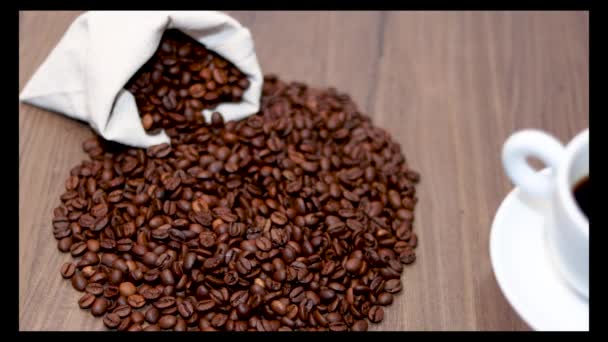 Um saco com grãos de café natural.Conceito do Dia Internacional do Café. 1 de Outubro. - Filmagem, Vídeo