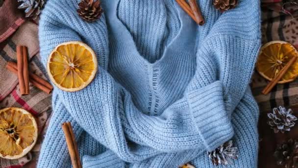 4k zoom in out Blue sweater and cinnamon sticks and anise star. Dry slices of citrus orange and cones. Hot winter cocktail. Christmas, Thanksgiving drinks. Autumn, grog, hot sangria, mulled wine - Séquence, vidéo