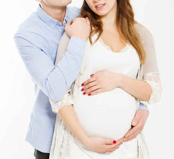 Jeune couple attendant bébé debout ensemble, image recadrée - Photo, image