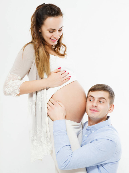 homem ouvindo barriga grávida de sua esposa, bebê nascido - Foto, Imagem