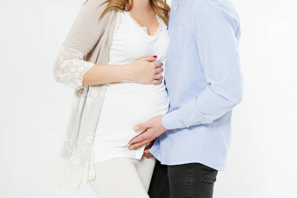 rajattu kuva kaunis nuori pari odottaa vauva seisoo yhdessä ja koskettaa vatsa eristetty valkoisella taustalla - Valokuva, kuva