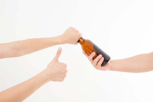 ręka bierze butelkę piwa i pokazuje się jak odizolowany na białym tle. Przestrzeń kopiowania - Zdjęcie, obraz