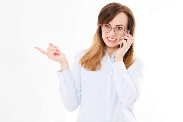 Modern üzletasszony szemüveggel beszél mobiltelefonon elszigetelt fehér háttérrel. Pólós lány mobiltelefonnal. Fénymásolási hely, üres - Fotó, kép