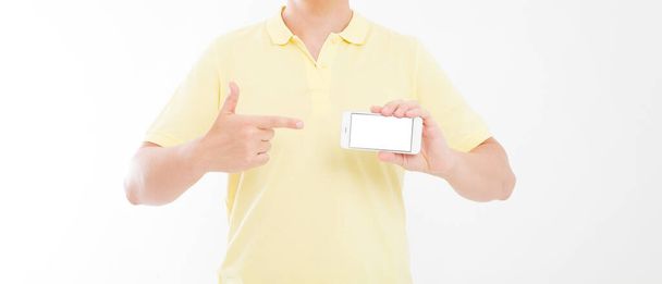 man in t-shirt shirt houden en wijzen op blanco scherm mobiele telefoon geïsoleerd op witte achtergrond. Arm hold smartphone, kopieerruimte - Foto, afbeelding