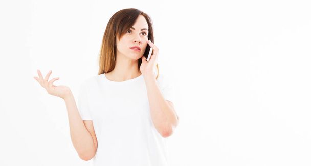 Cep telefonuyla konuşan mutlu Asyalı kadın beyaz arka planda izole edilmiş.. - Fotoğraf, Görsel
