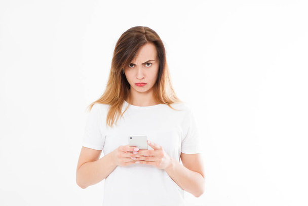 menina usado smartphone, celular isolado no fundo branco. mulher triste segurando telefone branco. Espaço de cópia - Foto, Imagem