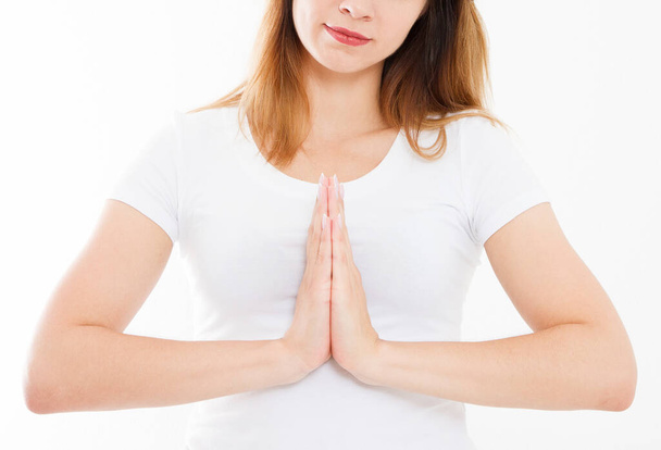 portrét zblízka ruce krásná sexy žena v bílém tričku, meditace uvnitř, zaměření na ruce Namaste gesto. Asijská medicína, koncepce jógy. Vysmívej se. Rozumím. Šablona. Prázdné. - Fotografie, Obrázek