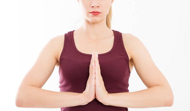 Porträt einer schönen Frau, Mädchen im T-Shirt, meditiert drinnen, konzentriert sich in Namaste-Geste auf die Arme. Asiatische Medizin, Yoga-Konzept. Attrappe auf. Kopierraum. Vorlage. Blanko. - Foto, Bild
