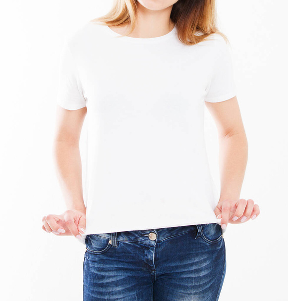 oříznutý portrét žena v bílém tričku izolace na bílém pozadí, prázdné, kopírovací prostor - Fotografie, Obrázek