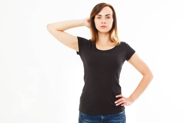 Werbe- und T-Shirt-Designkonzept. Abgeschnittenes Porträt von stilvollen Frau trägt schwarzes T-Shirt und blaue Jeans stehen vor weißer Studiowand mit Kopierraum für Ihre Werbeinhalte - Foto, Bild