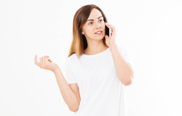Kaunis nainen valkoisessa t-paidassa käyttäen matkapuhelinta eristetty valkoisella taustalla. - Valokuva, kuva
