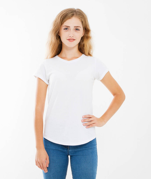 νεαρή σέξι καυκάσια γυναίκα με λευκό λευκό μπλουζάκι. t σχεδιασμό πουκάμισο και οι άνθρωποι έννοια. Πουκάμισα εμπρόσθια όψη απομονώνονται σε λευκό φόντο, mock up, αντίγραφο χώρου. - Φωτογραφία, εικόνα