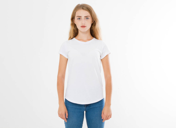 молода біла біла жінка, дівчина в порожній білій футболці. дизайн футболок і концепція людей. Сорочки вид спереду ізольовані на білому тлі. Знущайся. Копіювати простір
. - Фото, зображення