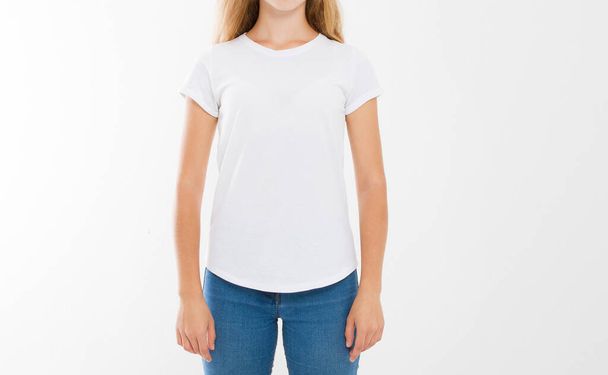 mladá běloška, Evropanka, dívka v bílém tričku. design trička a koncept lidí. Košile přední pohled izolované na bílém pozadí. Vysmívej se. Kopírovat prostor. - Fotografie, Obrázek