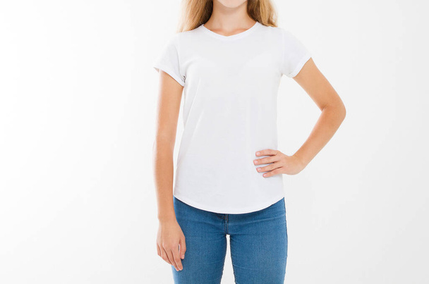 молода біла біла жінка, дівчина в порожній білій футболці. дизайн футболок і концепція людей. Сорочки вид спереду ізольовані на білому тлі. Знущайся. Копіювати простір
. - Фото, зображення