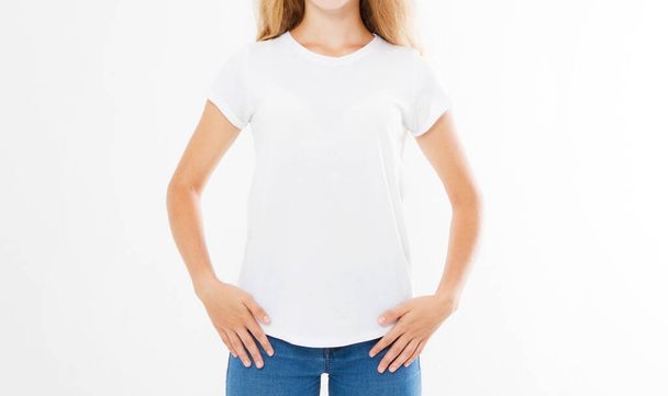 női fehér póló elszigetelt, kivágott portré, lány pólóban - Fotó, kép