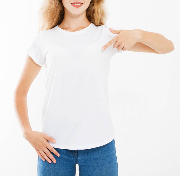 白い背景に隔離された白いTシャツのクロップ肖像セクシー女性,モックアップのために喜び - 写真・画像