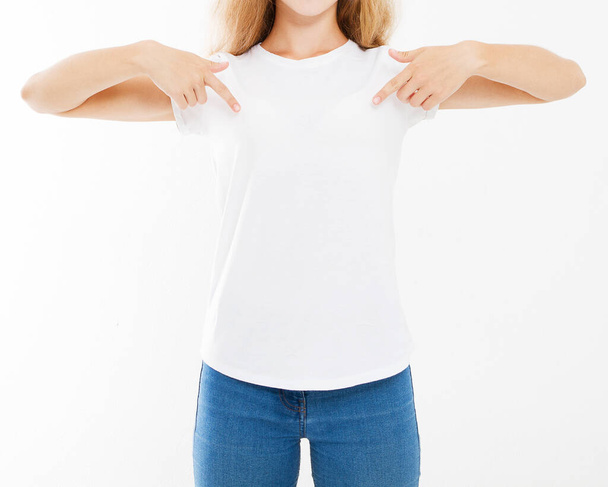 vágott portré szexi nő fehér pólóban elszigetelt fehér háttér, gúnyolódik a sóvárgást - Fotó, kép