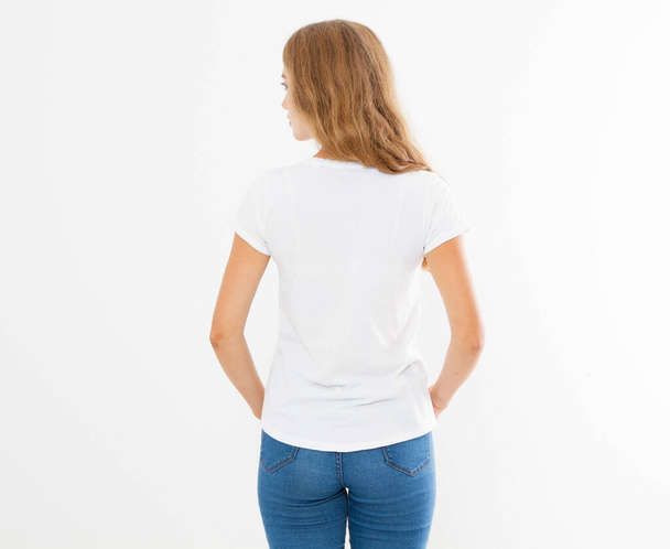 バックビュー:白いTシャツの女性のモックアップ隔離された、 tシャツの女性、空白のTシャツ - 写真・画像