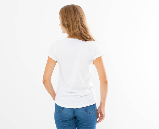バックビュー:白いTシャツの女性のモックアップ隔離された、 tシャツの女性、空白のTシャツ - 写真・画像